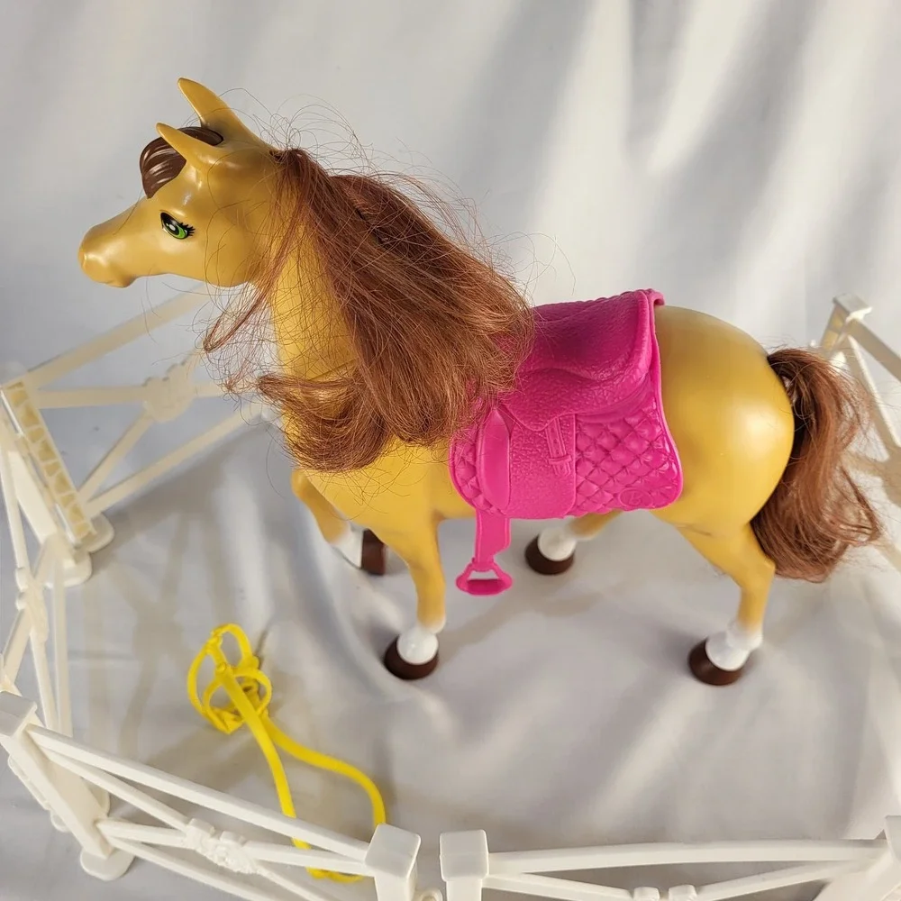 2018 Mattel BARBIE Horse from Hugs 'N' Horses With Hot Pink Saddle and Corral